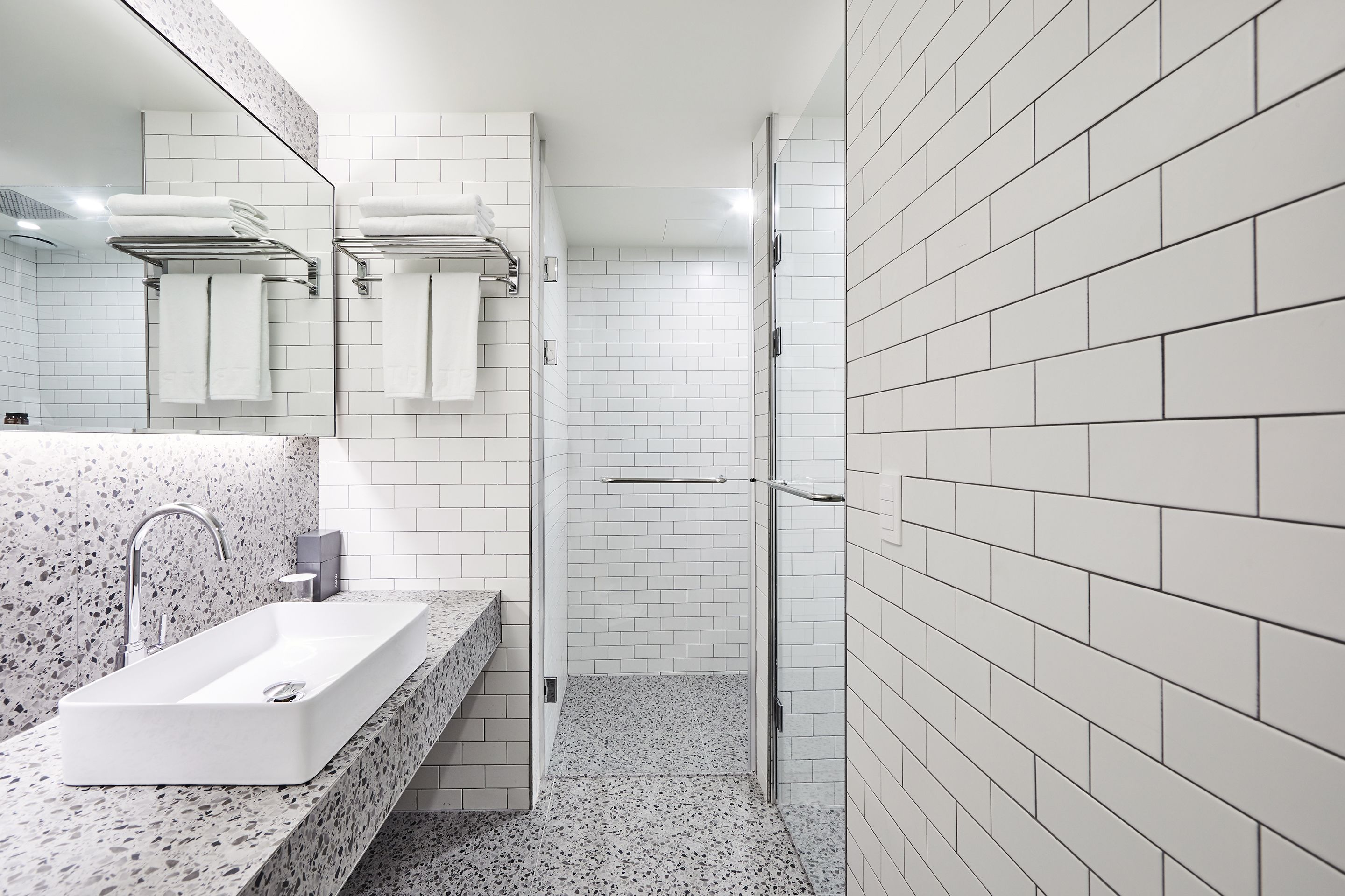 standard double room | bathroom | free toiletries, hair dryer, bathrobes, slippers