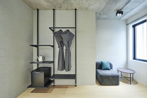 INTRO Double Room | Een bureau, geluiddichte muren, gratis wifi, beddengoed