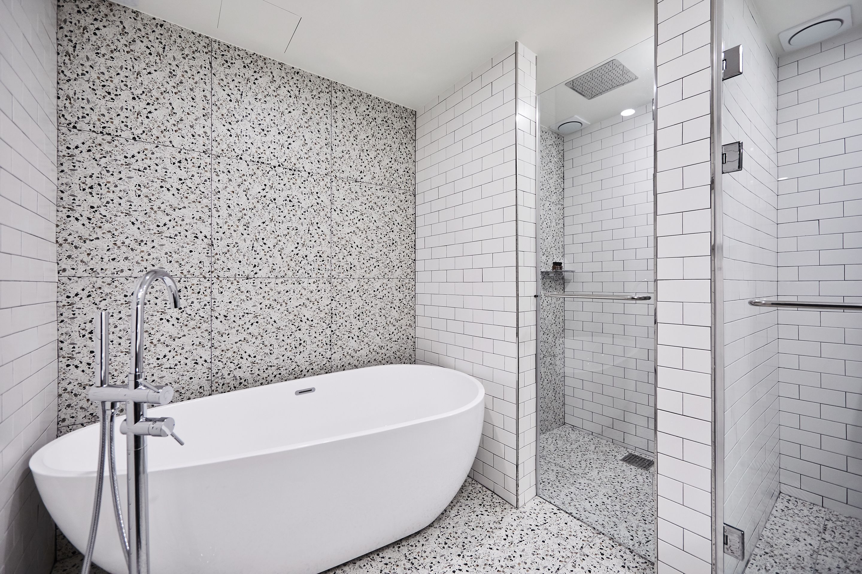 deluxe double room | bathroom | free toiletries, hair dryer, bathrobes, slippers