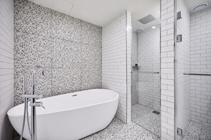 Deluxe-Doppelzimmer | Badezimmer | Kostenlose Toilettenartikel, Haartrockner, Bademäntel, Hausschuhe