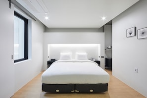 Een bureau, geluiddichte muren, gratis wifi, beddengoed