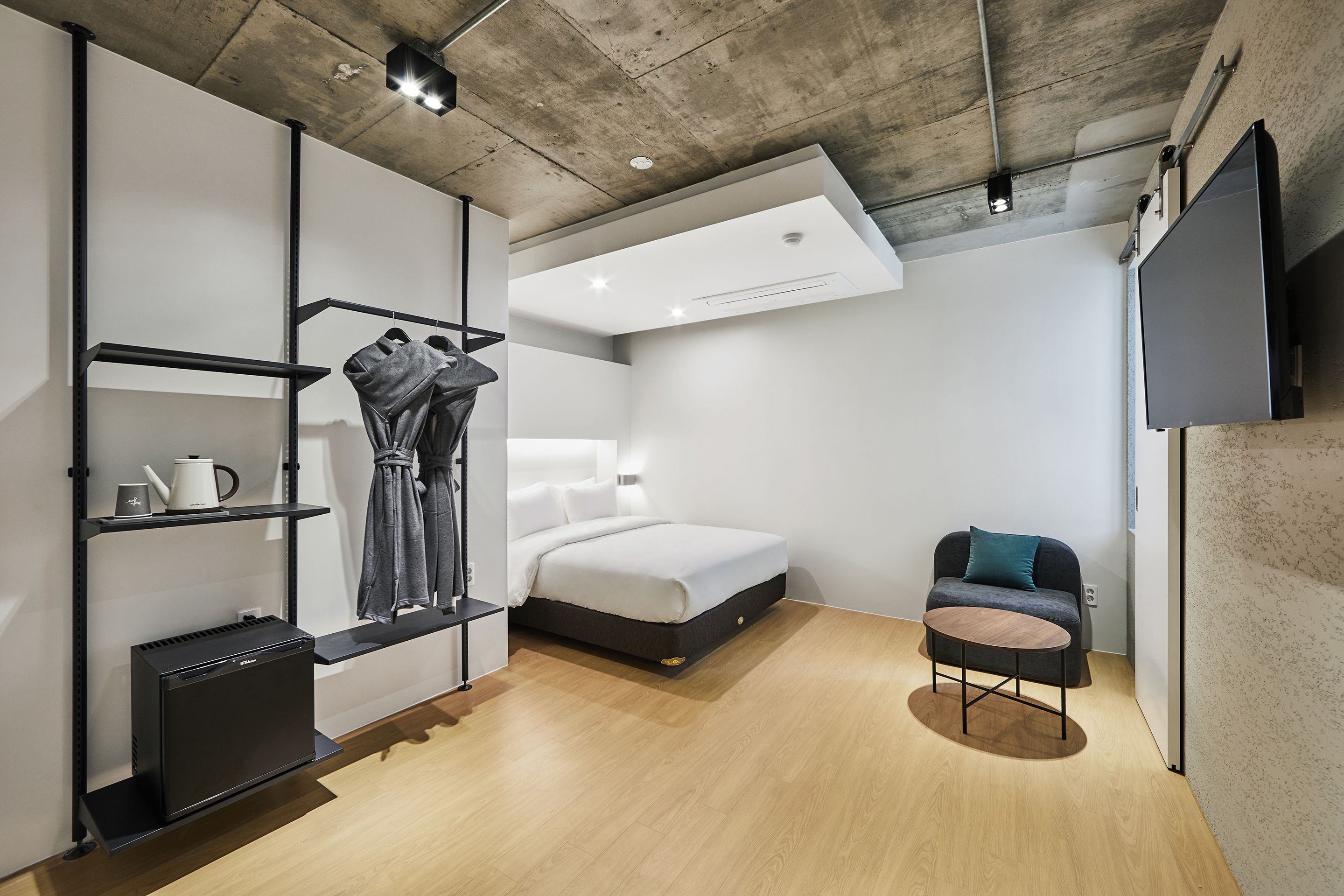 deluxe double room | desk, soundproofing, free wifi, bed sheets