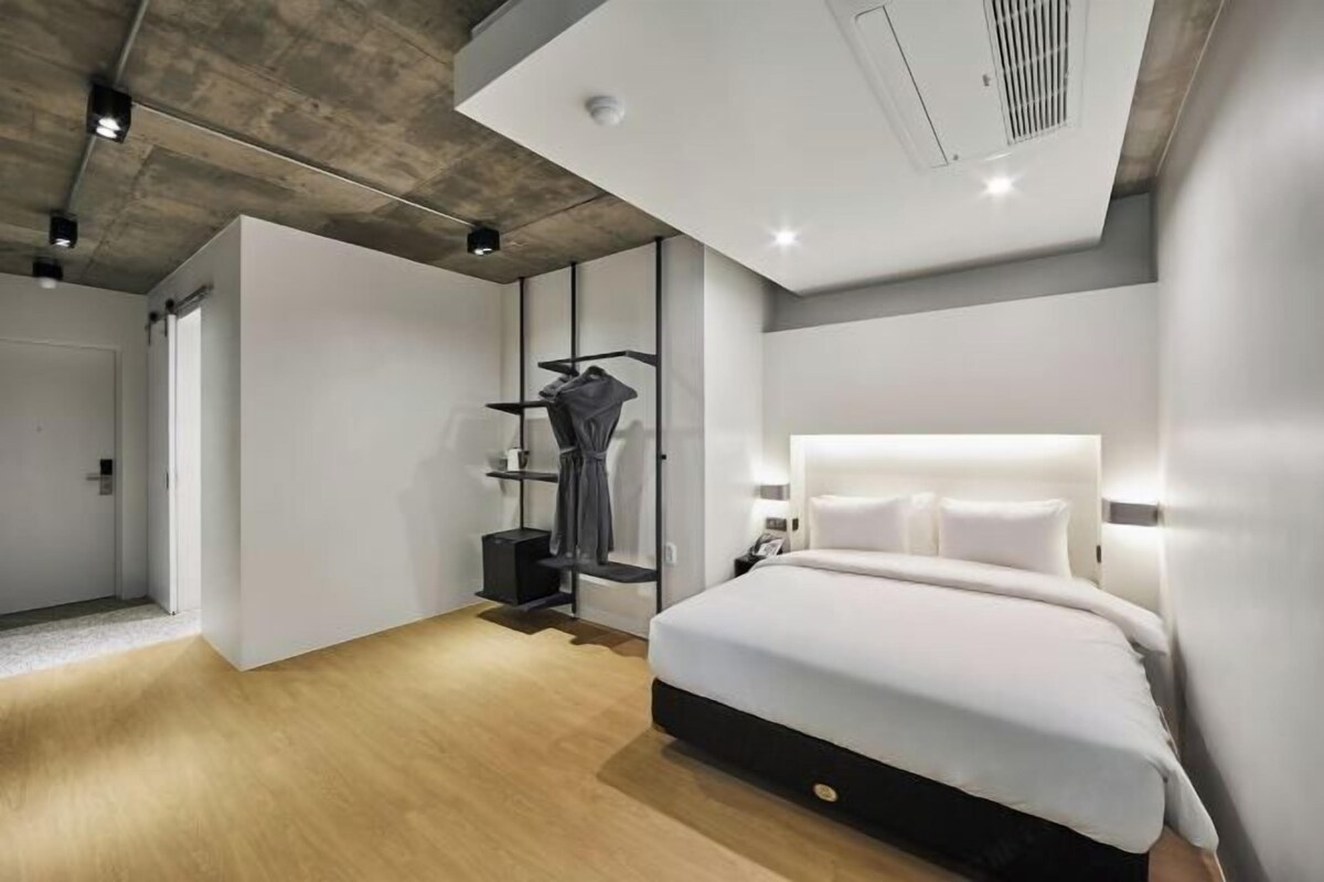 Desk, soundproofing, WiFi (free), bed sheets