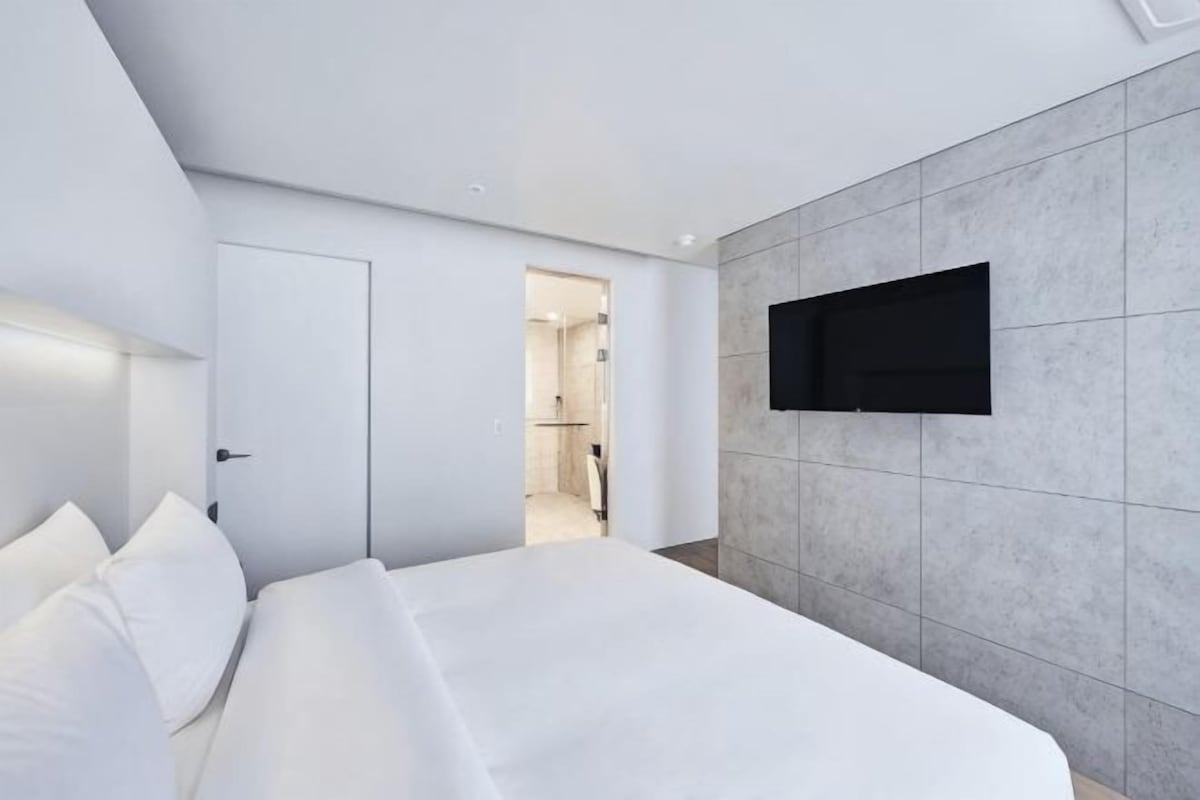 Desk, soundproofing, WiFi (free), bed sheets