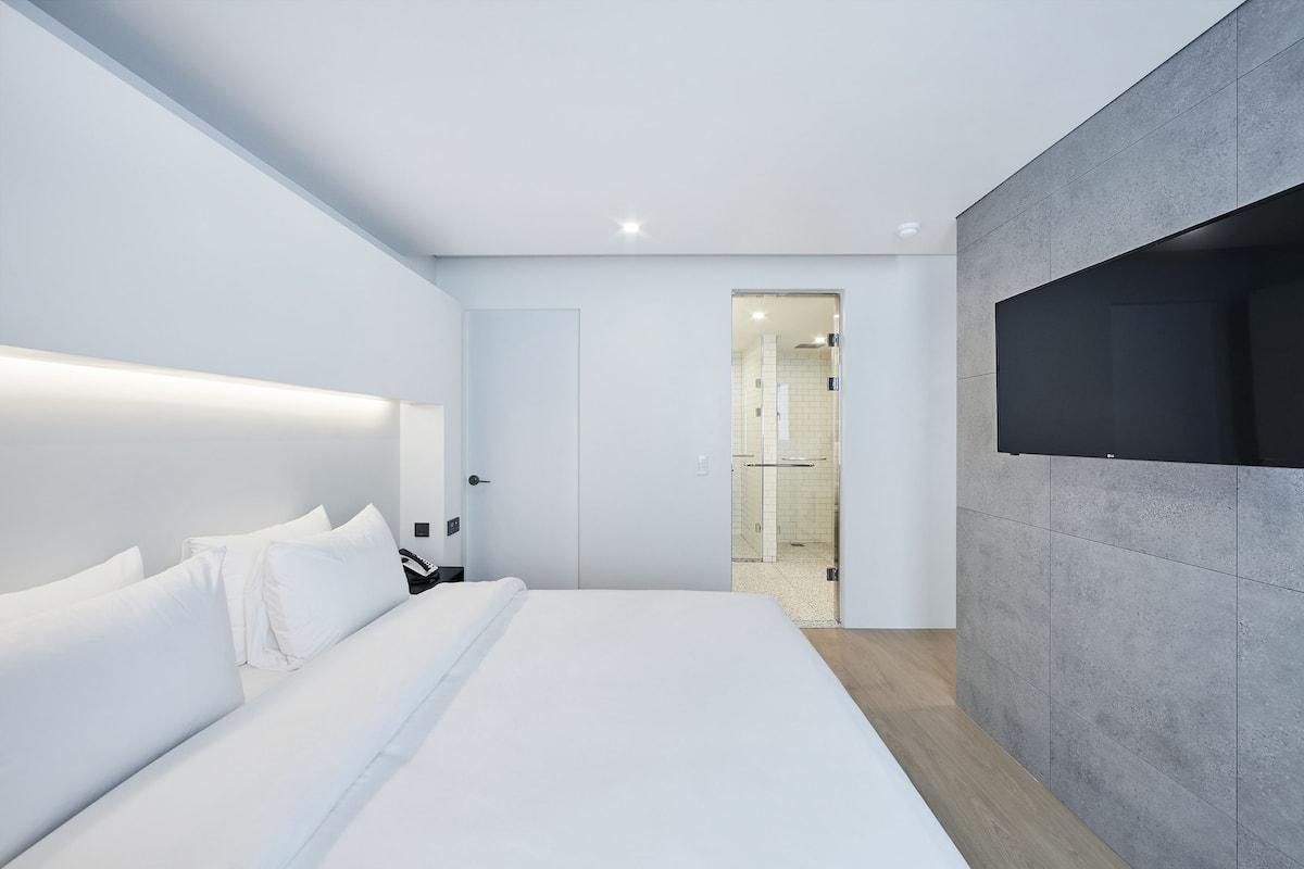 INTRO Suite Room | Bàn, phòng cách âm, truy cập Internet không dây miễn phí 