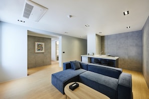 INTRO Suite Room | Een bureau, geluiddichte muren, gratis wifi, beddengoed