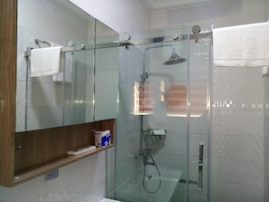 Dusche, Regendusche, kostenlose Toilettenartikel, Bademäntel