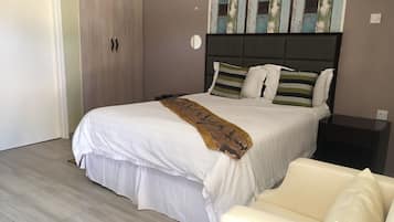 Kamar Double Standar | Didekorasi berbeda-beda dan dilengkapi dengan perabotan berbeda-beda