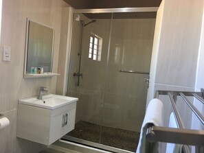 Executive tweepersoonskamer | Badkamer | Een diep bad, een regendouche, gratis toiletartikelen, handdoeken