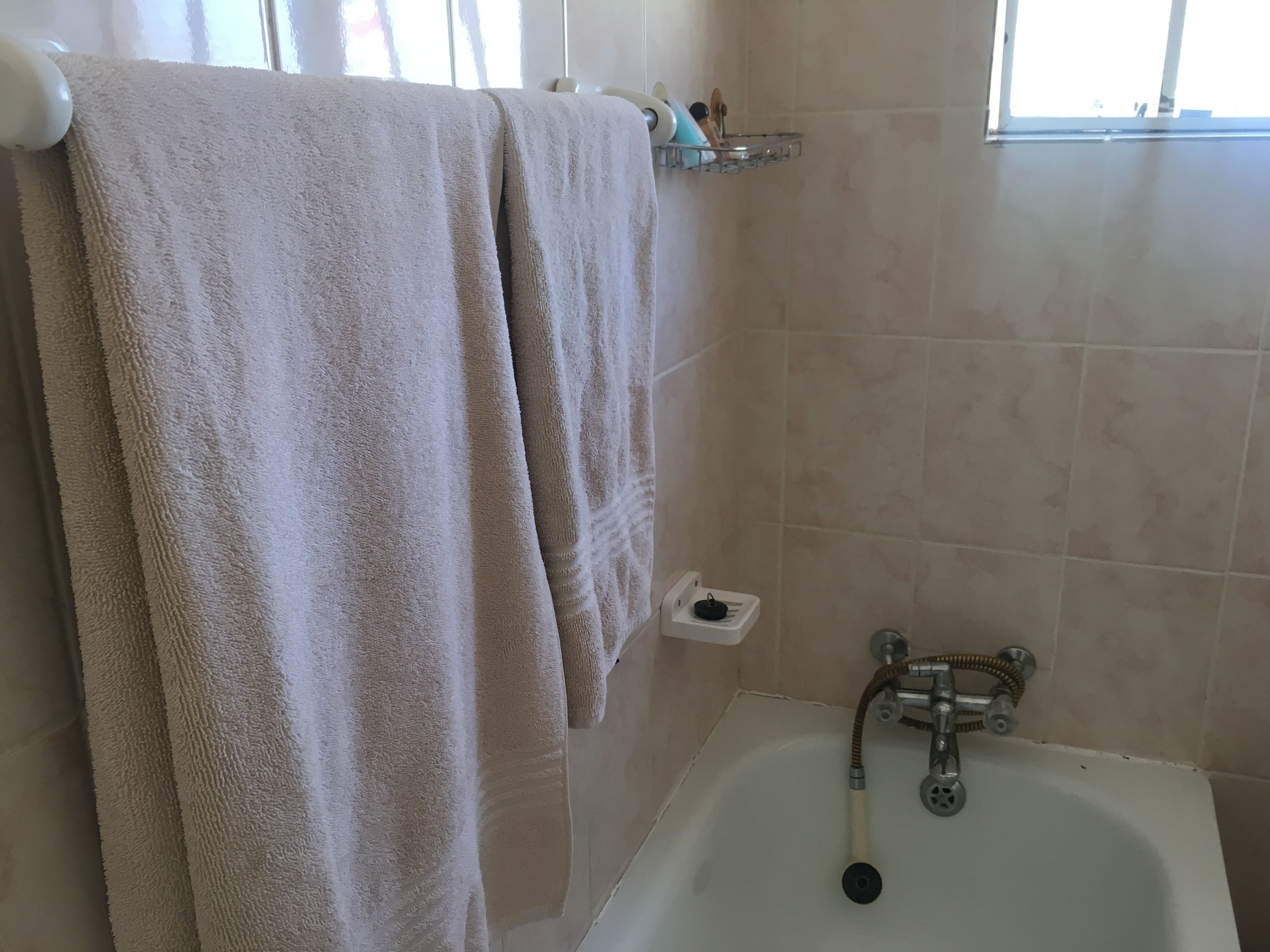 Baignoire profonde, douche cascade, articles de toilette (gratuits)