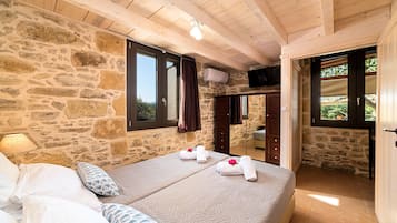 Villa | 4 bedrooms, in-room safe, soundproofing, free WiFi