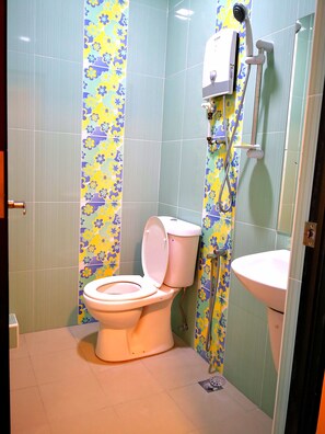 Standard Double Room, 1 King Bed | Bathroom | Shower, free toiletries, towels - Zahaar New Wing Hotel (George Town)