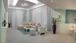 Deluxe-Apartment, 1 Schlafzimmer, Stadtblick | Wohnbereich | Flachbildfernseher