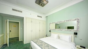 Deluxe-Apartment, 1 Schlafzimmer, Stadtblick | Zimmersafe, Schreibtisch, schallisolierte Zimmer, Bügeleisen/Bügelbrett