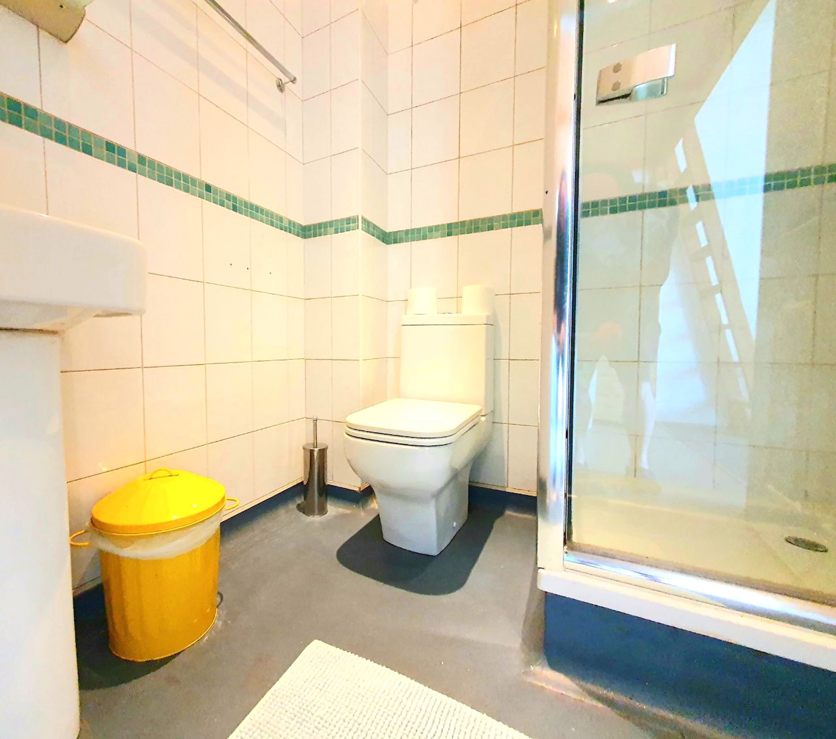 studio | bathroom | shower, hair dryer, towels