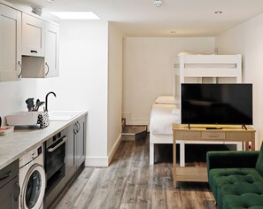 Standard Studio | Iron/ironing board, free WiFi, bed sheets - Reef Lodge Apartments (Newquay)