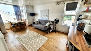 Penthouse Apartment | アイロン / アイロン台、WiFi (無料)、ベッドシーツ