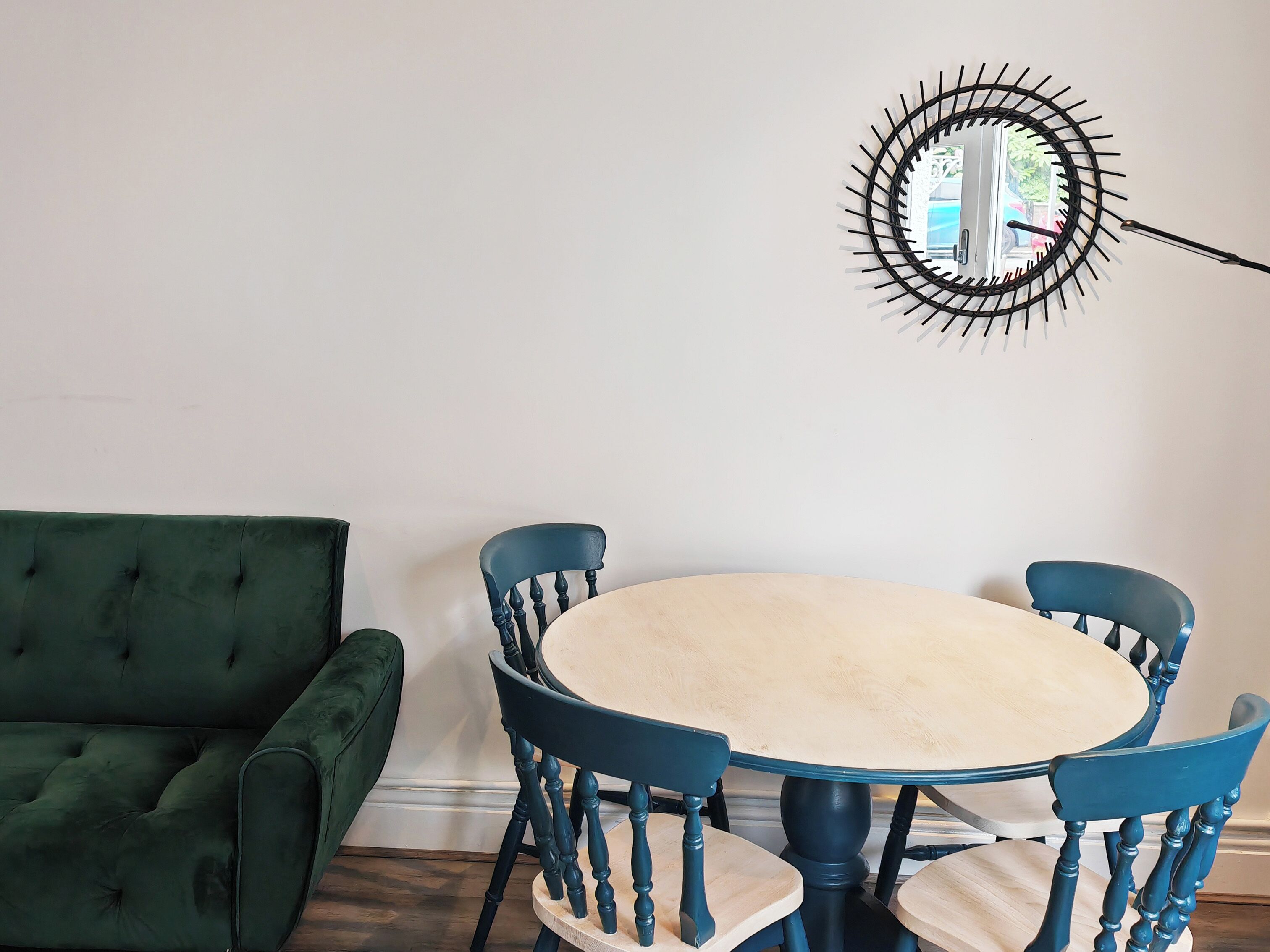 standard studio | living area | flat-screen tv