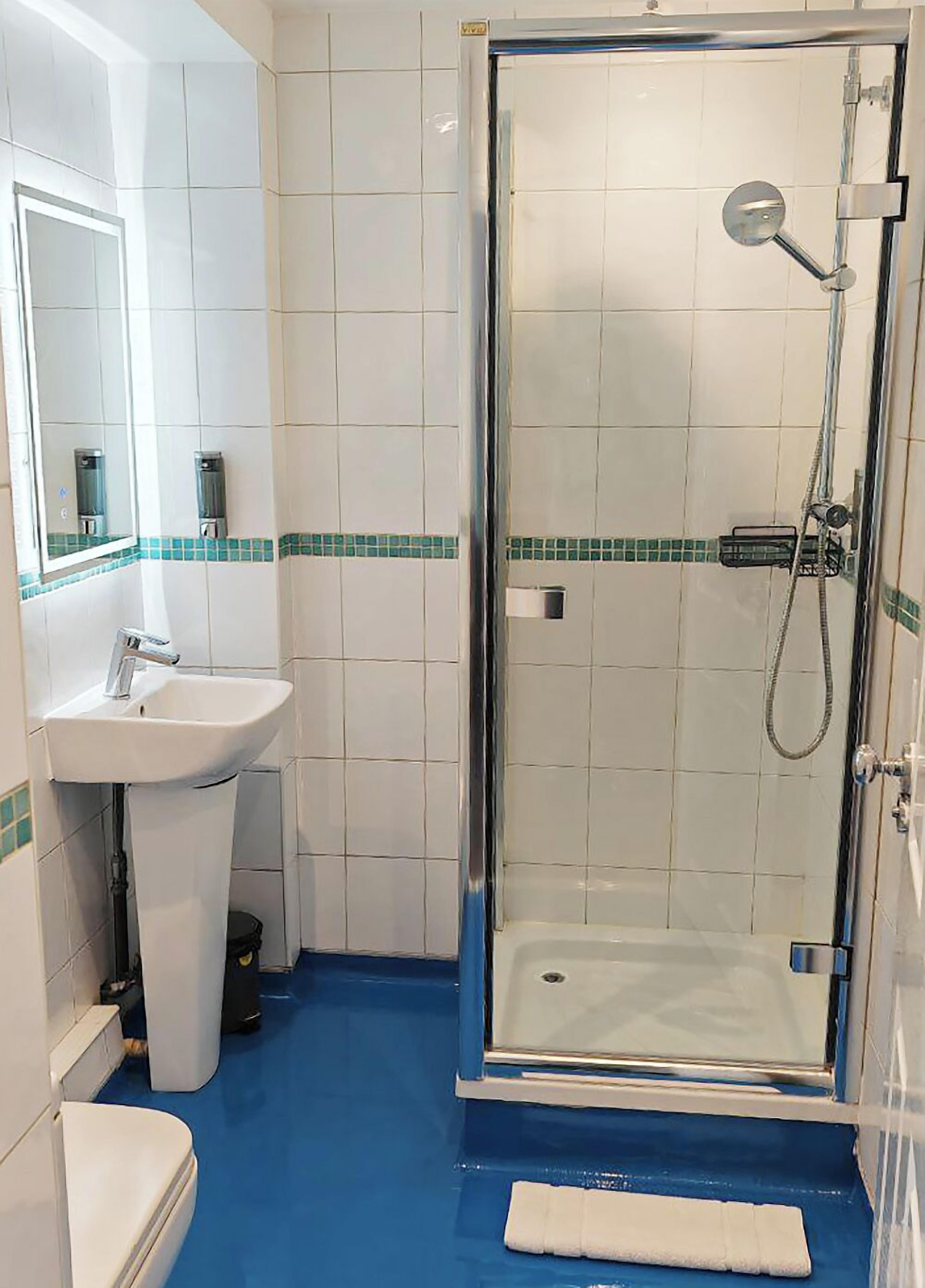 studio | bathroom | shower, hair dryer, towels