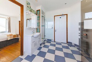 Penthouse Apartment | Bathroom | Shower, hair dryer, towels - Reef Lodge Apartments (Newquay)