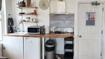 Penthouse Apartment | Private kitchen | Mini-fridge, microwave, electric kettle, cookware/dishes/utensils