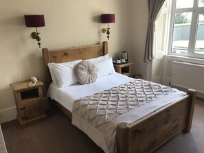 Habitación estándar, 1 cama matrimonial (no pets allowed) | Escritorio, tabla de planchar con plancha, wifi gratis y ropa de cama