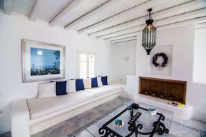 Villa, 5 habitaciones, alberca privada | Área de sala de estar | Televisión de pantalla plana 