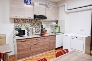 Refrigerador con congelador, microondas y parrilla de estufa 