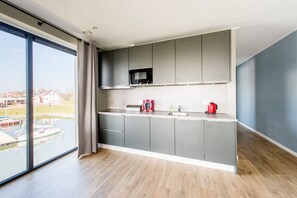 Apartemen (Uithaven 10C) | Dapur pribadi | Lemari es, microwave, oven, dan kompor