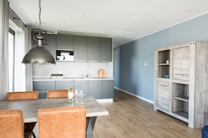 Departamento (Uithaven 10C) | Cocina privada | Refrigerador, microondas, horno y parrilla de estufa 