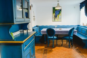 Villa, Plusieurs lits, vue sur le vignoble | Cuisine privée | Réfrigérateur dans les aires communes