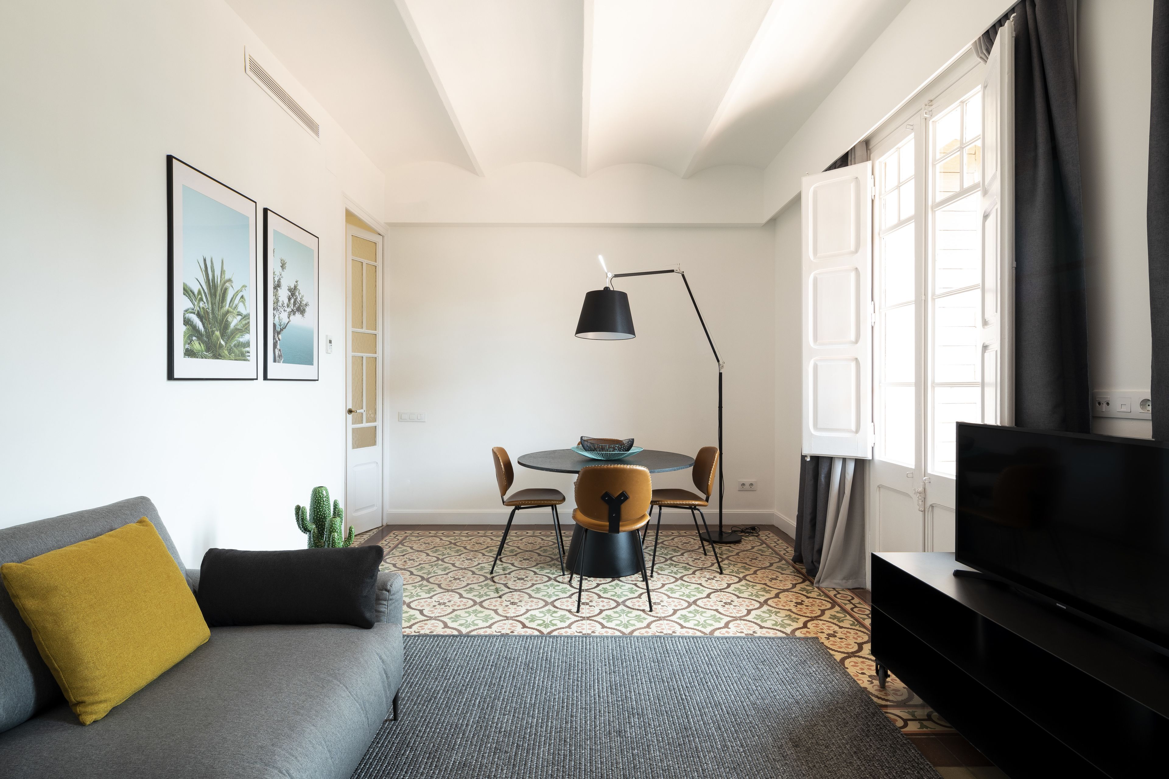 Design appartement, 2 slaapkamers | Woonkamer | Een flatscreentelevisie