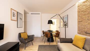 Design appartement, 2 slaapkamers | Woonkamer | Een flatscreentelevisie