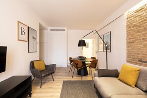 Design Apartment, 2 Bedrooms | Living room | Flat-screen TV - Aspasios Sagrada Familia Apartments (Barcelona)