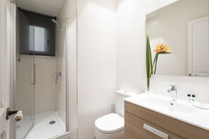 Design Apartment, 2 Bedrooms | Bilik Mandi | Pancuran mandi, kelengkapan dandanan diri percuma, pengering rambut 