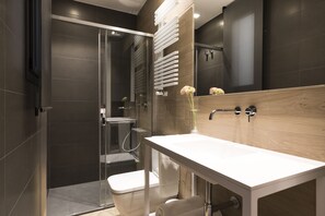 Elite Apartment, 3 Bedrooms | Bilik Mandi | Pancuran mandi, kelengkapan dandanan diri percuma, pengering rambut 