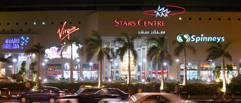 Edificio de Stars Centre con letreros de neón para Stars Cinema, Virgin y Spinneys.