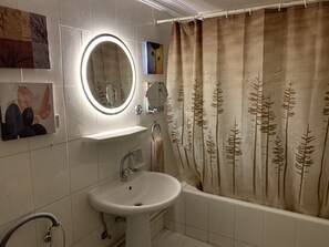 Elite Apartment | Bathroom | Combined shower/tub, rainfall showerhead, free toiletries, towels - Casa De Horyea  (Cairo)