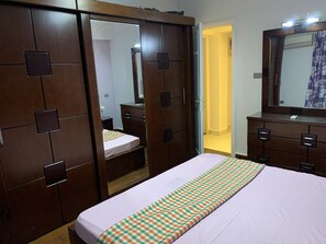 Cortinas blackout, tabla de planchar con plancha y wifi gratis 
