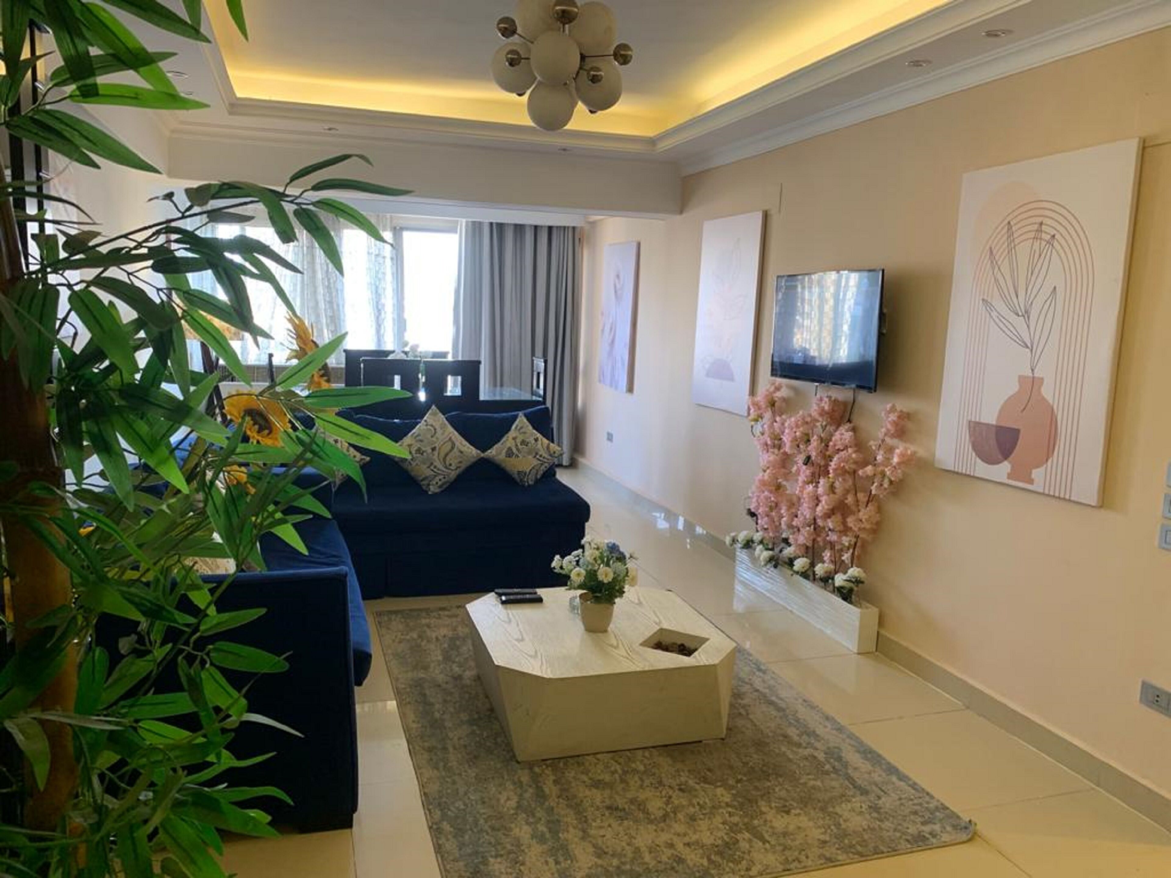 Elite Διαμέρισμα | Περιοχή καθιστικού | Τηλεόραση Smart 32 ιντσών με δορυφορικά κανάλια