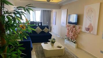 Apartamento elite | Área de estar | Smart TV 32 polegadas com canais via satélite