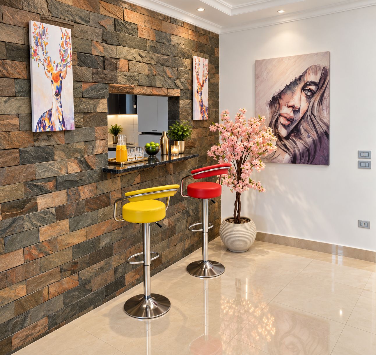 Un interior moderno con una pared de piedra, dos taburetes de bar coloridos, una planta en maceta y obras de arte.