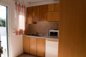 Estudi econòmic, 3 llits individuals, vistes al jardí | Cuina privada | Frigorífic, forn, placa de cuina i bullidora elèctrica