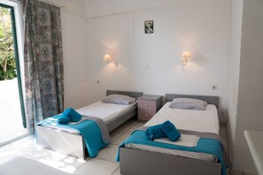 Studio Économique, 3 lits une place, vue jardin | Coffres-forts dans les chambres, chambres insonorisées