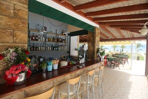 Bar en bord de piscine