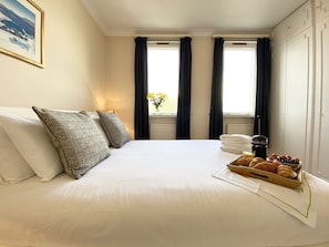 Desk, blackout curtains, iron/ironing board, free WiFi - Stylish Apartments next to Buckingham Palace (London)