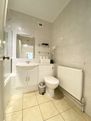 City Apartment | Bathroom | Free toiletries, hair dryer, towels