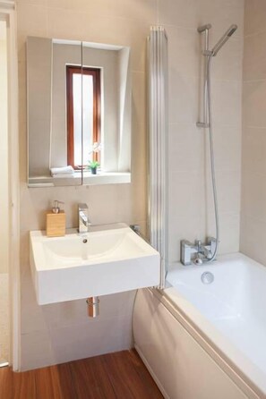 Traditional-Stadtwohnung, 3 Schlafzimmer | Badezimmer | Kostenlose Toilettenartikel, Haartrockner, Handtücher