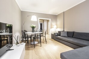 Deluxe Apartment, 2 Bedrooms, Canal View | Living area