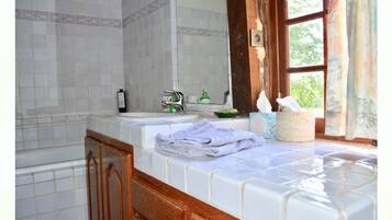 Baignoire, serviettes fournies